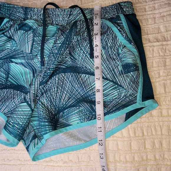 Women's Under Armour shorts small - Picture 5 of 6